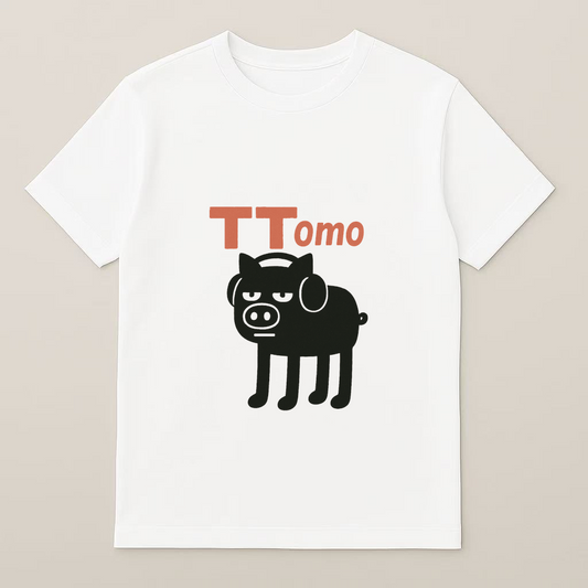 A黒ぶたロゴTシャツ – 無表情の中にユーモアを